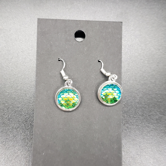 NWOT Silver Tone Dangle Earrings With Mermaid Scale Accents - Picture 5 of 7